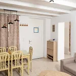 Giannis House